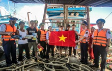 Tặng cờ Tổ quốc, tặng quà cho quân, dân trên đảo Bạch Long Vỹ