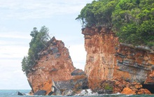 Kỳ lạ hòn đảo bị tách rời một phần ở Thái Lan