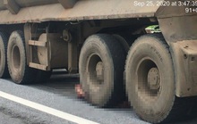 Xe đầu kéo cán chết người đàn ông bất ngờ văng từ xe bán tải xuống đường