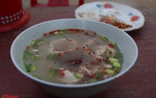 Về cầu ngói Thanh Toàn ghé cháo lòng mệ Tươi