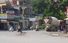 Xe bồn chuyển hướng cán chết 1 phụ nữ đi xe đạp cùng chiều
