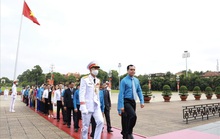 Đại biểu dự Đại hội thi đua yêu nước trong CNVC-LĐ báo công dâng Bác