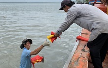 Xúc động cảnh ngư dân Cần Giờ lội biển nhận cờ Tổ quốc