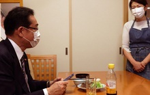Ứng viên thủ tướng Nhật Bản khổ vì đăng ảnh vợ đeo tạp dề