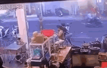 CLIP: Vướng dây viễn thông rơi xuống đường, thanh niên bị xe bồn cán tử vong