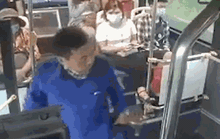 Người đàn ông liên tiếp phun mưa vào nữ phụ xe buýt khi được nhắc đeo khẩu trang