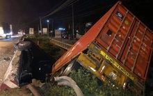 Xe container lao xuống cầu ở  Long Thành, tài xế thoát chết