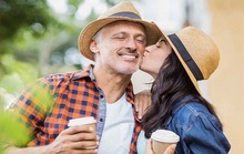 Vì sao phụ nữ thích đàn ông lớn tuổi hơn?