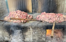 Thu gom thịt bẩn về chế biến lấy mỡ bán cho các quán cơm rang
