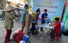 Gom rác để săn quà
