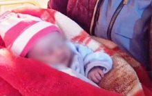 Bé gái sơ sinh bị bỏ rơi trong đêm rét buốt 10 độ C với dòng chữ mẹ có lỗi với con