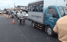 CLIP: Hiện trường xe tải chở gà lấn đường khiến người đi xe máy chết thảm