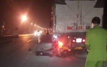 Xe máy phóng nhanh găm vào đuôi xe tải, nam thanh niên tử vong tại chỗ