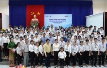 Trao 100 suất học bổng cho sinh viên tỉnh Bến Tre