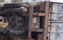 CLIP: Kinh hoàng xe container và xe máy cày va nhau rồi  lật nhào