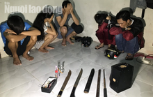 Phát hiện dao, gậy, dùi cui và ma túy trong phòng trọ của 1 cô gái