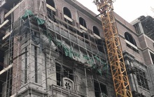 Giàn giáo trung tâm thương mại cao tầng bất ngờ đổ sập, nhiều công nhân gặp nạn