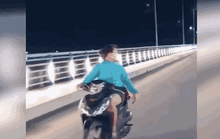 Cô gái ở Quảng Ngãi chạy xe máy không đội mũ bảo hiểm, thả 2 tay... múa quạt