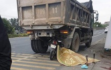 Đi xe máy kẹp 3 tông vào sau xe tải đỗ bên đường, 3 thanh niên thương vong