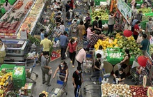 Ngày 29 Tết: Chợ, siêu thị đông bất ngờ, hàng tuyển giá rẻ bằng nửa Tết năm ngoái!