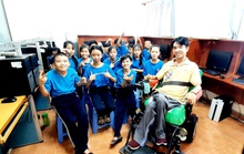 Nghị lực kiên cường của thầy giáo ngồi xe lăn