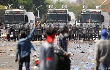 Đảo chính tại Myanmar: Người biểu tình bị đạn cao su ghim vào đầu