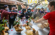 Người Hà Nội chen nhau mua gà ngậm hoa hồng cúng giao thừa