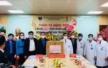 Chủ tịch Tổng LĐLĐ Việt Nam Nguyễn Đình Khang thăm và động viên cán bộ y tế