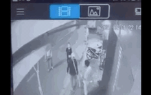 CLIP: Nam thanh niên dùng xẻng đánh, đạp người phụ nữ trẻ sau va chạm giao thông