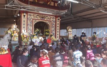 CLIP: Hàng ngàn người dân chen chân đi lễ đền Ông Hoàng Mười những ngày đầu năm