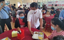 Ông Đoàn Ngọc Hải làm bồi bàn để nhận 60 triệu đồng xây nhà cho người nghèo