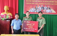 Đoàn Thanh niên Công an tỉnh Kiên Giang tiếp nhận 30 máy đo huyết áp