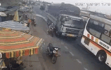 Clip: Thót tim xe tải vượt ẩu, hất văng 3 mẹ con thoát chết trong gang tấc