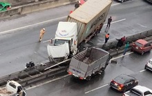 Xe container tông nát giải phân cách, đường trên cao tắc nghẽn