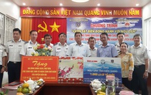 Báo Người Lao Động cùng Cảnh sát biển Việt Nam trao cờ Tổ quốc và quà Tết cho ngư dân Kiên Giang