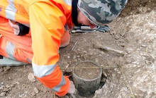 Đào hầm, phát hiện hài cốt 4.500 tuổi an nghỉ trong chiếc nồi