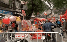 CLIP: Phố hàng Mã rực rỡ sắc đỏ hút khách ngày cận Tết Nguyên đán Tân Sửu 2021