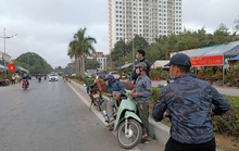 Cửu vạn chở cây cảnh thuê dài cổ chờ việc ở chợ hoa Tết