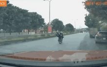 CLIP: Nhóm thanh niên không đội mũ bảo hiểm “bốc đầu” xe máy trên quốc lộ