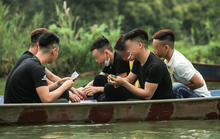 Ban quản lý chùa Hương nói gì trước tình trạng du khách đánh bài trên thuyền?