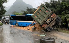 Xe khách giường nằm đấu đầu xe tải trên đường Hồ Chí Minh, 3 người tử vong