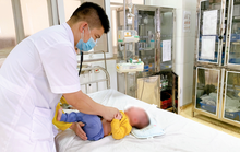 Bé trai 5 tháng tuổi bỏng niêm mạc mũi do phụ huynh rửa nhầm bằng cồn 90 độ