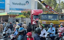TP HCM: Ôm cua gắt, container lật ngang ngay ngã bảy Lý Thái Tổ