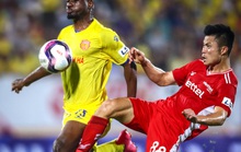 HLV Nguyễn Văn Sỹ trách trọng tài bỏ qua quả phạt đền