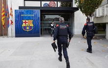 NÓNG: Cảnh sát khám xét CLB Barcelona, bắt êkip cựu chủ tịch Bartomeu