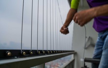 Chạy hết công suất lắp đặt lưới an toàn sau vụ bé gái rơi từ tầng 12A