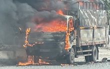 Xe tải chở bật lửa bất ngờ bốc cháy ngùn ngụt, tài xế nhảy khỏi cabin thoát thân