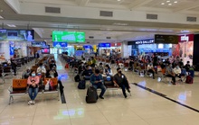 Về Hà Nội phải cách ly tập trung 7 ngày, các chuyến bay từ TP HCM vẫn kín chỗ