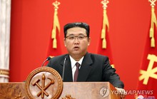Vừa gây chú ý vì mang vớ đi xăng-đan, ông Kim Jong-un chỉ trích Mỹ