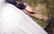 Bị bạn gái 67 tuổi chém gần chết vẫn đòi kết hôn